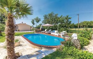 Bazén v ubytování Holiday Home Melnica Iii nebo v jeho okolí