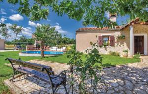 Bazén v ubytování Holiday Home Melnica Iii nebo v jeho okolí
