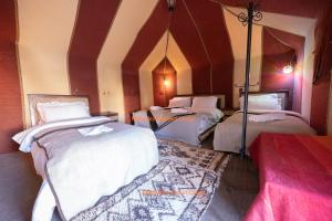 Postel nebo postele na pokoji v ubytování Milky Way Desert Camp + 37 fotografií
