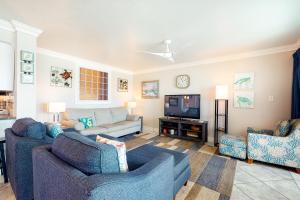 ein Wohnzimmer mit 2 Sofas und einem TV in der Unterkunft The Castaways in Gulf Shores