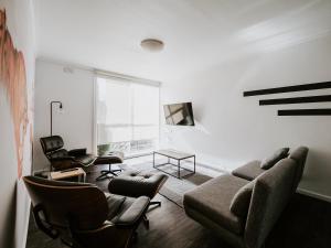 Ruang duduk di SoYa Apartment Hotel