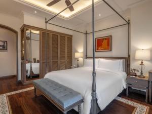 Tempat tidur dalam kamar di De Syloia Hotel