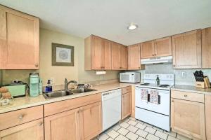Dapur atau dapur kecil di Sunny Padre Island Condo,2 Mi to Beaches, Hot Tub!