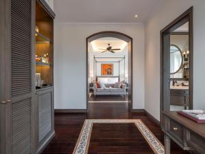 um corredor com uma porta que leva a uma sala de estar em De Syloia Hotel em Hanói