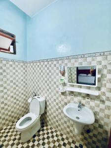 uma casa de banho com um WC e um lavatório em Homestay Tiên Tri 02 em Ly Son