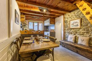 uma sala de jantar com uma mesa de madeira e cadeiras em Maisonnette Argentée - Happy Rentals em Chamonix-Mont-Blanc
