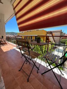 a patio with a table and chairs on a balcony at Oltremare rooms Agropoli in Agropoli