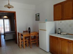 una cucina con frigorifero bianco e tavolo di LITTLE LEPANTO ad Áfitos