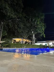 una piscina d'acqua in un parcheggio notturno di Hotel Jardin De Las Marias a Suchitoto