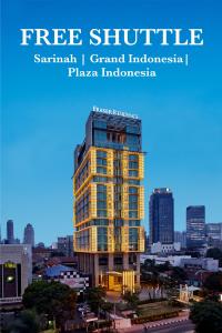 een weergave van een hoog gebouw in een stad bij Fraser Residence Menteng Jakarta in Jakarta