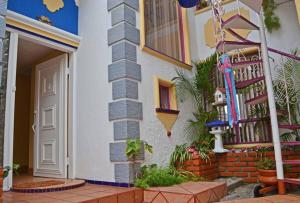 uma casa branca com uma porta e uma varanda em Amazingly Romantic Vacation for Your Honeymoon em Tijuana