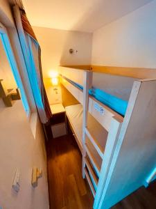 מיטה או מיטות קומותיים בחדר ב-Cap Esterel Studio Cabine Climatisé Vue Sur L'esterel Réf C5 329