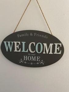 Una señal que dice bienvenida en nuestra casa en JSNHolidays@CraigTara en Ayr