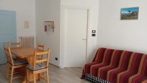 Chez Bonjour في Villar Pellice: غرفة مع طاولة وكرسي وأريكة
