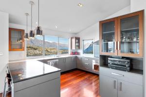 Kuhinja oz. manjša kuhinja v nastanitvi Paradise Peaks - Queenstown Holiday Home
