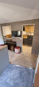 a room with a kitchen with a table and a counter at Ferienwohnung Raabsteine in Bad Gottleuba