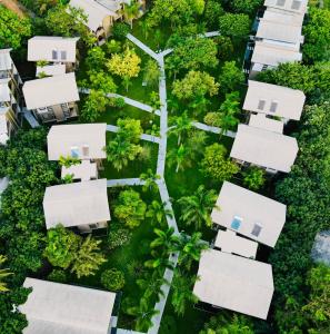 een uitzicht over een stad met huizen en bomen bij Chaarya Resort & Spa in Tissamaharama