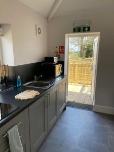 eine Küche mit einer Spüle und einer Arbeitsplatte in der Unterkunft The Old Kitchen in Burwarton