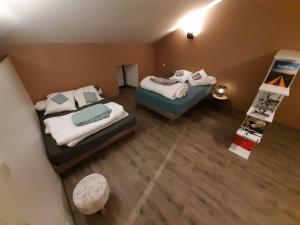 Habitación pequeña con 2 camas en Entre ruralité et modernité, en Roche