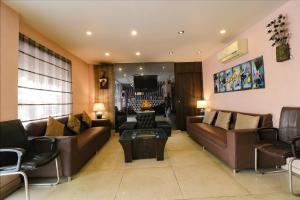 Posezení v ubytování FabExpress Yug Villa Karol Bagh