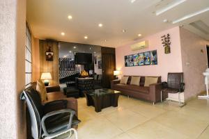 Posezení v ubytování FabExpress Yug Villa Karol Bagh