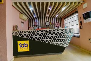 TV a/nebo společenská místnost v ubytování FabExpress Yug Villa Karol Bagh