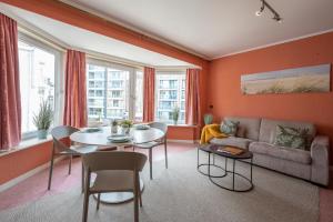 デ・パンネにあるVakantie appartement SAHARA - residentie Lindo IIのテーブルとソファのあるリビングルーム