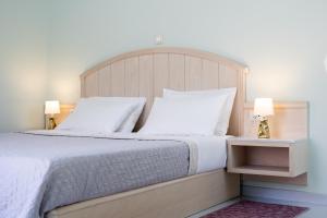 Postel nebo postele na pokoji v ubytování 999 Luxury Hotel