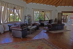 een woonkamer met leren banken en een tafel bij Ocean Beach Resort & Spa ASTON Collection Hotels in Malindi