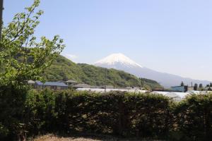 a view of a snow covered mountain in the distance at コテージトガワ＜Cottage TOGAWA＞ in Fujikawaguchiko