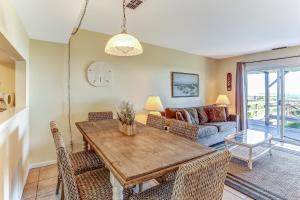 sala de estar con mesa de madera y sillas en Relaxed Atmosphere Duplex en Fernandina Beach