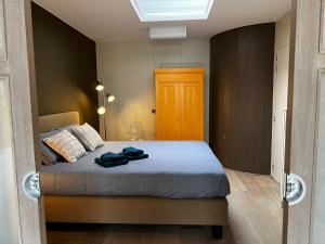 a bedroom with a bed with a blue blanket at Home Away in Blankenberge