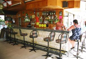 a couple of people standing at a bar at Özay Apart Otel in Muğla