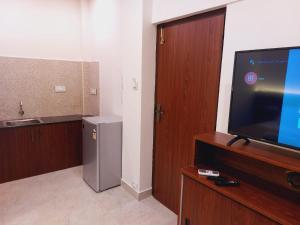 TV a/nebo společenská místnost v ubytování Chippy Residency