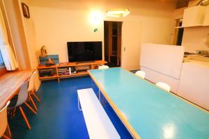 uma sala de conferências com uma mesa azul e cadeiras em Wharf Inn em Yokohama