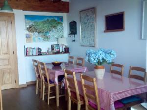 uma sala de jantar com uma mesa roxa e cadeiras em Albergue El Pino em Cóbreces