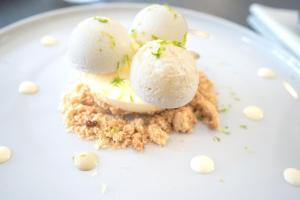 ein Teller mit drei Kugeln Eiscreme darauf in der Unterkunft Hôtel - Restaurant Le MITIGANA in Migennes