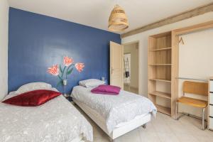 Postel nebo postele na pokoji v ubytování Villa les cigales + 26 fotografií