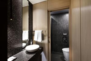 La salle de bains est pourvue d'un lavabo, de toilettes et d'une douche. dans l'établissement Kintex by K-tree, à Goyang