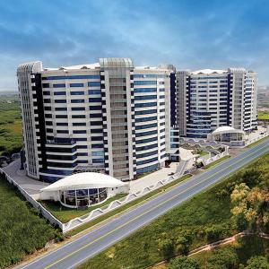 una vista aérea de un gran edificio junto a una autopista en Rajhans Belliza Luxurious Studio Apartment, en Surat