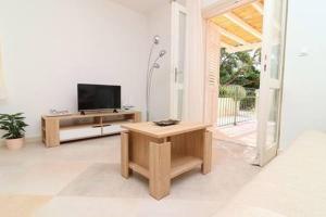 Televízia a/alebo spoločenská miestnosť v ubytovaní Apartments Seafront Silence + 37 fotografií