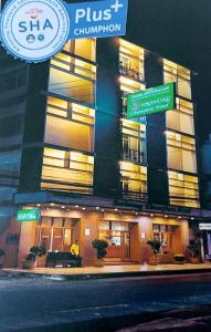 un edificio con letreros de la calle delante de él en Suriwong Chumphon Hotel, en Chumphon