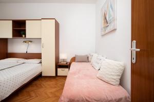 Легло или легла в стая в Apartments Dadic with parking & playground