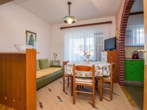 TV a/nebo společenská místnost v ubytování Apartment on Vir Island near Sandy Beaches