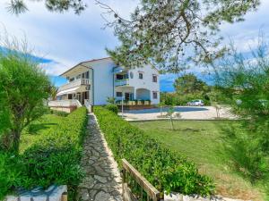 Zahrada ubytování Apartment on Vir Island near Sandy Beaches
