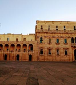 un gran edificio de ladrillo con un gran patio en B&B Fenice Barocca en Lecce