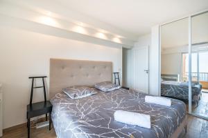 A bed or beds in a room at Monaco border, Sea View, Terrace, Free Parking