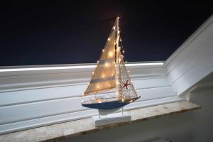 a model boat sitting on a window sill at Ferienwohnung Spiekeroog in Neuharlingersiel