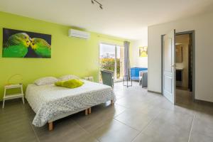 um quarto com uma cama e uma parede verde em Villa avec piscine et Jaccuzy em Bize-Minervois