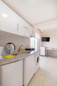 eine Küche mit Waschmaschine und Trockner in der Unterkunft Apartments Near to City Center and Beach in Marmaris